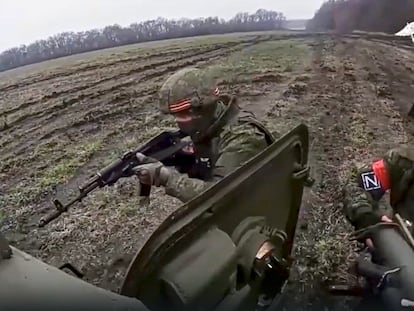 Soldados rusos combaten en algún lugar no especificado de Ucrania, en una imagen facilitada por el Ministerio ruso de Defensa este sábado.
