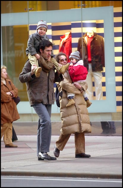 En la imagen, los duques de Lugo, la infanta Elena y Jaime de Marichalar, paseando con sus hijos Felipe y Victoria por las calles de Nueva York en marzo de 2003. Cuatro años más tarde, se separaron.