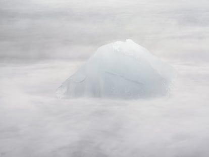 Iceberg da Groenlândia derrete no mar. O aquecimento global põe o futuro dessa grande ilha gelada em perigo.