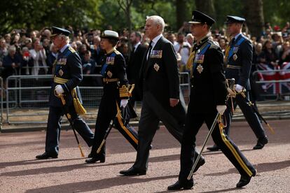 El rey Carlos III y sus hermanos, la princesa Ana, el príncipe Andrés y el príncipe Eduardo, siguen el féretro de Iabel II durante la procesión desde el palacio de Buckingham hasta Westminster Hall. 