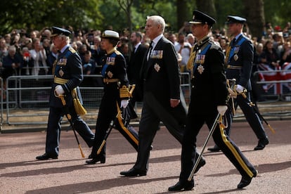 El rey Carlos III y sus hermanos, la princesa Ana, el príncipe Andrés y el príncipe Eduardo, siguen el féretro de Iabel II durante la procesión desde el palacio de Buckingham hasta Westminster Hall. 