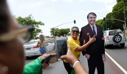 Dos seguidoras de Bolsonaro se fotografían junto a una figura de cartón del candidato ultraderechista.