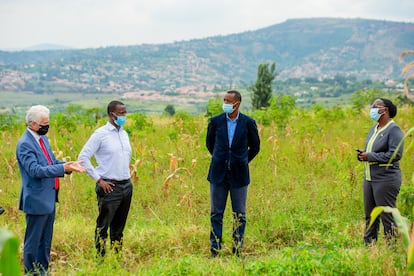 Visita de la ministra ruandesa de Medio Ambiente, Jeanne d'Arc Mujawamariya (a la derecha) al proyecto de Green City Kigali en junio de 2020.