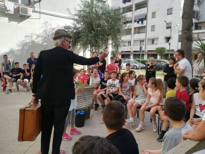 En la foto, los niños de La Scugnizzeria acuden a un espectáculo en el espacio del centro cultural.