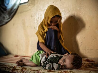 Nahed junto a su hermano pequeño, que está desnutrido. Son hijos de Amina Fahd, quien abandonó su comunidad por el conflicto en Yemen.