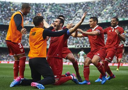 Vicente Iborra es felicitado por sus compañeros, tras marcar el gol que da el triunfo al Sevilla.