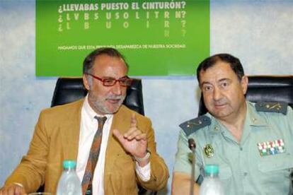 Pere Navarro (izqda.), durante la presentación de la campaña de Tráfico.