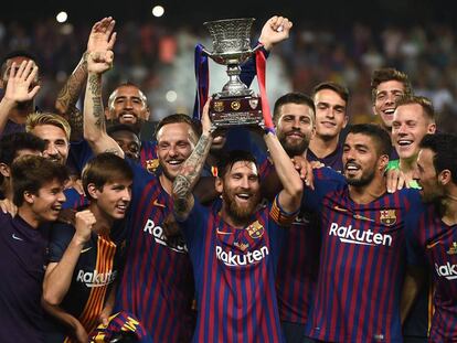 El Barça començà la temporada aixecant la Supercopa espanyola, però busca la Champions.