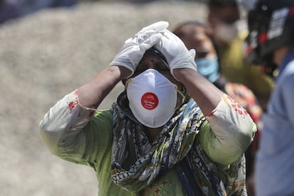 Gesto de un trabajador sanitario en un centro que asiste a los pacientes de coronavirus, este lunes en Bombay.