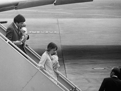 Mia Farrow y André Previn bajando de un avión con dos de sus hijos 1970. (Getty)