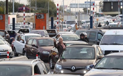 Corte de la autopista C-32 a la altura de Premià (Barcelona).