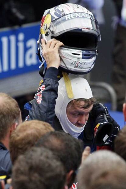 Sebastian Vettel se quita el casco tras acabar la carrera en Sepang.