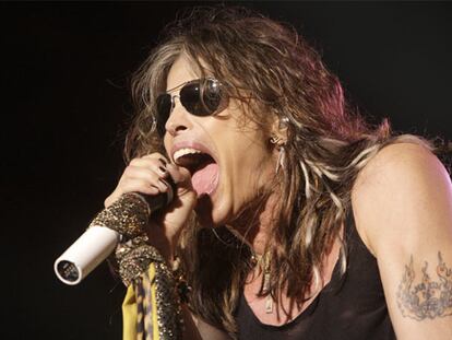 El músico Steven Tyler ha sido hospitalizado tras caer del escenario durante un concierto en el Sturgis Motorcycle Rally, al norte de EE UU, indica la BBC. El líder de Aerosmith resbaló mientras entretenía al público, tras fallar el sonido durante la canción <i>Love In an Elevador</i>.