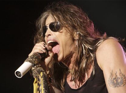 El músico Steven Tyler ha sido hospitalizado tras caer del escenario durante un concierto en el Sturgis Motorcycle Rally, al norte de EE UU, indica la BBC. El líder de Aerosmith resbaló mientras entretenía al público, tras fallar el sonido durante la canción <i>Love In an Elevador</i>.