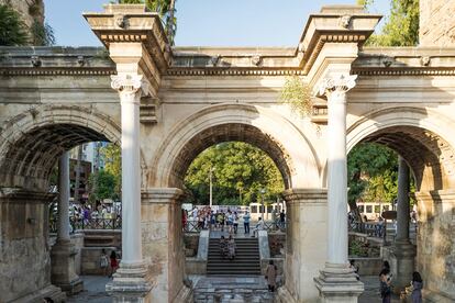La Puerta de Adriano, una entrada monumental de tres arcos convertida en icono de Antalya.