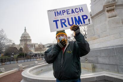 Un ciudadano pide el inicio de proceso de destitución de Trump.