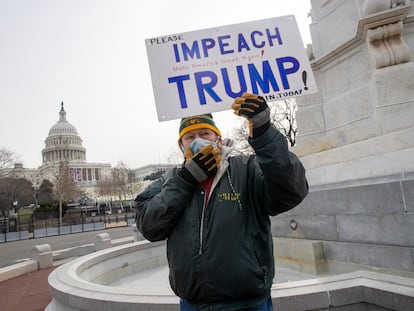 Un ciudadano pide el inicio de proceso de destitución de Trump.