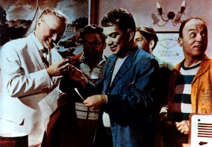 Mario Moreno Reyes (c), better known as Cantinflas, in a scene from The Illiterate One.