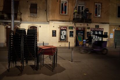 Bares cerrdos en la Barceloneta el sábado.