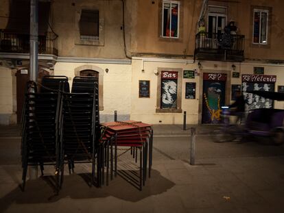 Bares cerrdos en la Barceloneta el sábado.