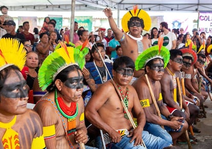 Los guerreros kayapó forman una barrera humana para proteger a Raoni, líder nominado al Premio Nobel de la Paz, en un evento alborotado por hacendados y grileiros.