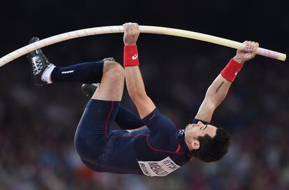 Kevin Menaldo en la final de salto con pertiga