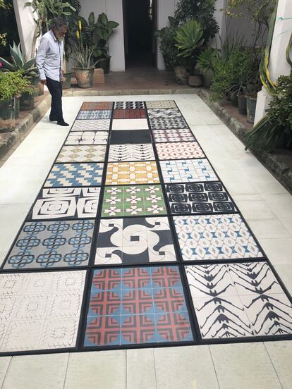 Francisco Toledo en el patio del Instituto de Artes Gráficas de Oaxaca señalando los suelos diseñados por él, y producidos en un taller artesanal, que hacen parte de 'Toledo Ve' en Casa de México.