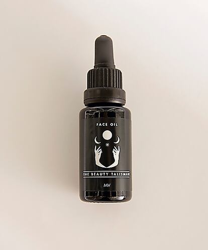 A cambio de la creación de la joya The Porcelain Skin para la marca Sublime Oils, esta empresa de cosmética orgánica española formuló para Mariona Vilanova un aceite antioxidante y reafirmante para todo tipo de piel. “Lo pedí así y es el complemento idóneo para usar mis joyas”, cuenta.