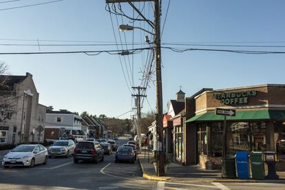 Vista de la calle principal con el Starbucks donde suele acudir Bill Clinton a tomar café descafeinado. El expresidente, fuera ya de la carrera política, se prodiga mucho por la zona, es afable y se fotografía con quien se lo pide, según cuentan muchos vecinos.