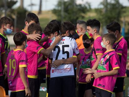Varios compañeros abrazan a Iker, el hermano de Saúl, el niño fallecido el sábado en la celebración del título de liga del Atlético de Madrid.