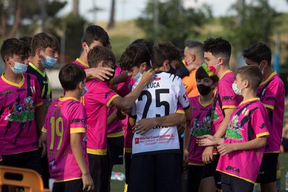 Varios compañeros abrazan a Iker, el hermano de Saúl, el niño fallecido el sábado en la celebración del título de liga del Atlético de Madrid