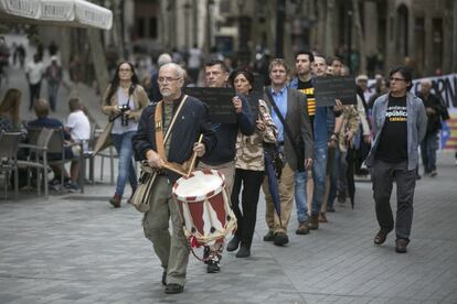 Manifestants acompanyats de redoblament de tambors.