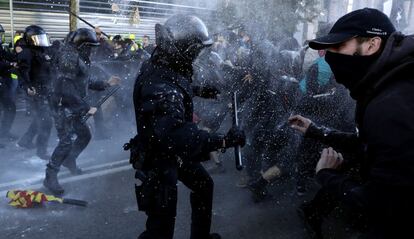 El Departamento de Interior cambió la semana pasada el itinerario de ambas manifestaciones, que estaban previstas en la plaza de Cataluña, para evitar incidentes. En la imagen, agentes de los Mossos d'Esquadra se enfrentan a miembros de los CDR en Barcelona.