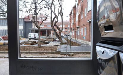 Vista de las obras del barrio desde uno de los portales.