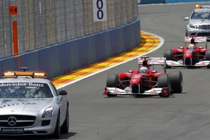 Fernando Alonso y Felipe Massa detrás del coche de seguridad<i>.</i>