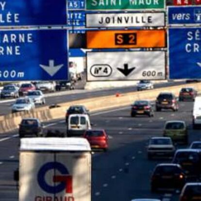 Un camión circula entre decenas de coches en una carretera nacional francesa.