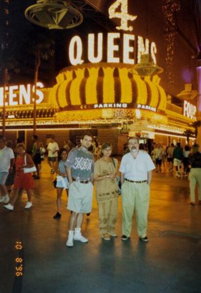 Gonzalo Garc&iacute;a-Pelayo posing with his wife and children on working vacations in Las Vegas.