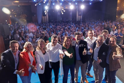 El presidente del PPCV, Carlos Mazón (el cuarto por la izquierda), preside el acto de su partido para conmemorar un año de la victoria electoral de las elecciones autonómicas y municipales celebrado este martes en Valencia.