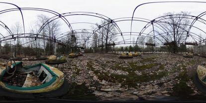 Carros de bate-bate abandonados em um antigo parque de diversões em Pripyat (Ucrânia), em 9 de abril de 2016.