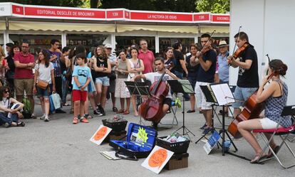 Actuaci&oacute;n musical en el marco en el paseo de coches del Retiro durante la feria del libro.