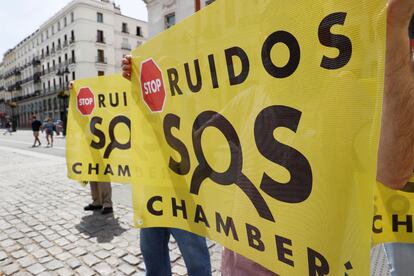 Vecinos de Chamberí protestan en la Puerta del Sol por las molestias causadas por el ruido de las terrazas. 