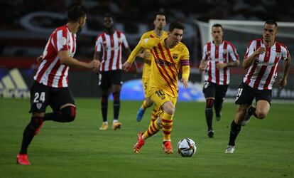 Messi se va de varios contrarios durante final de la Copa de Rey contra el Athletic en La Cartuja.