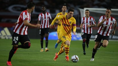 Messi se va de varios contrarios durante final de la Copa de Rey contra el Athletic en La Cartuja.