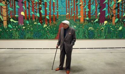 El pintor David Hockney, ayer, ante la pieza central de obra 'La llegada de la primavera en Woldgate en 2011', expuesta en el Guggenheim.