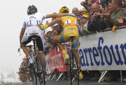 Schleck y Contador han acabado como amigos después de 10 km de ascensión del Tourmalet casi en solitario.