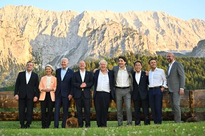 Las altas temperaturas derrumbaron los protocolos durante la última cumbre del G7, celebrada en casa del canciller alemán Olaf Scholtz en los alpes bávaros, quien quitó la obligación de llevar corbata, dejando una estampa para el recuerdo el pasado 22 de junio de 2022.