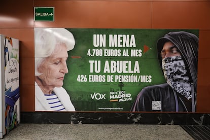 Cartel electoral de Vox en la estación de cercanías de Sol.