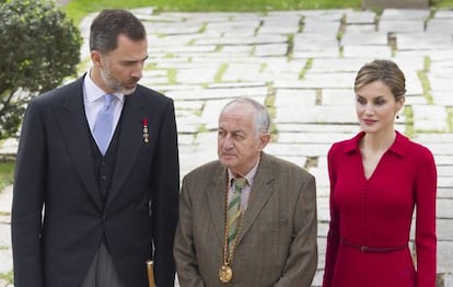 King Felipe VI, Juan Goytisolo and Queen Letizia at Thursday&rsquo;s ceremony