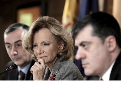 Salgado entre Carlos Ocaña, secretario de Estado de Hacienda (izquierda) y José Alberto Pérez, interventor general del Estado, durante la rueda de prensa de ejecución presupuestaria.