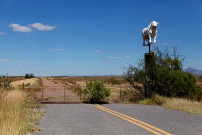 Una carretera termina abruptamente al lado de una señal de un rancho de ganado, cerca de Douglas, Arizona (EE.UU).
